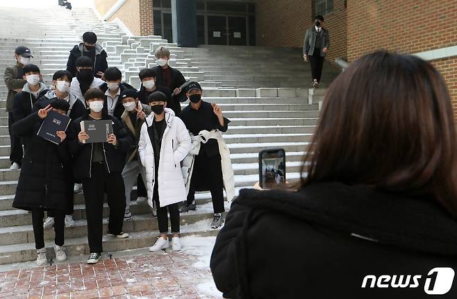 13일 오전 서울 한 고등학교에서 학생들이 등교해 기념촬영을 하고 있다. 2021.1.13/뉴스1 © News1 사진공동취재단