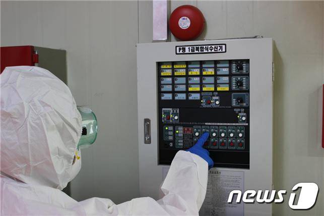 전주 완산소방서는 선별진료소 등 코로나19 관련 시설에서 화재 예방을 위한 긴급 점검에 나선다.(전주 완산소방서 제공)2020.1.13 /© 뉴스1