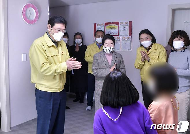 이용섭 광주시장이 13일 오전 남구 아동양육시설인 노틀담형제의 집을 방문해 시설 종사자와 입소 아동들을 격려하고 있다.(광주시 제공)2021.1.13 /뉴스1 © News1