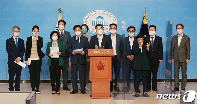 양기대 간사와 위원들이 5일 오후 서울 여의도 국회 소통관에서 더불어민주당 미디어·언론상생TF 발족 기자회견을 하고 있다. 양 간사 왼쪽은 노웅래 단장. 2020.10.5/뉴스1 © News1 박세연 기자