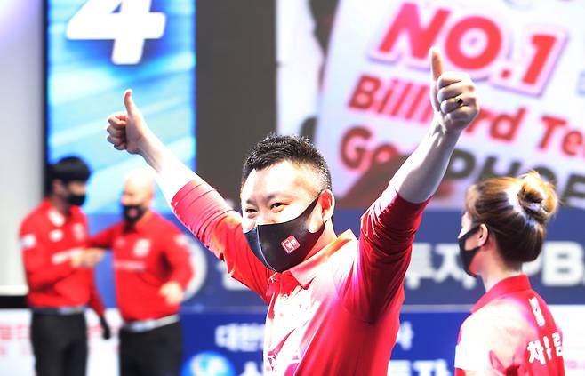 신한금융투자 PBA팀리그 5라운드 MVP로 선정된 웰컴저축은행 서현민(가운데)이 엄지손가락을 번쩍 치켜들며 환호하고 있다. 사진제공=PBA 사무국