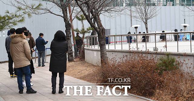 지난 한 주 간 신종 코로나바이러스 감염증(코로나19) 확진자가 하루 평균 240명 급감한 것으로 나타났다. 21일 오전 서울 중랑구 서울의료원 선별검사소에서 시민들이 코로나19 선제검사를 받기 위해 대기하고 있다. /이동률 기자