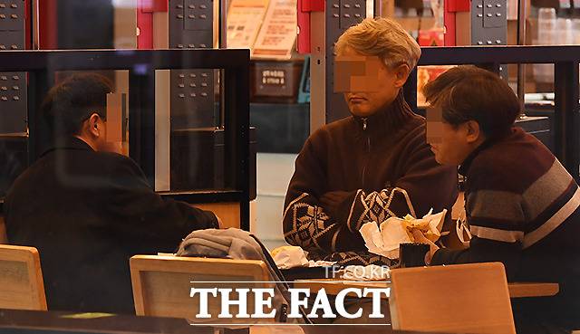 지난 한 주 간 신종 코로나바이러스 감염증(코로나19) 확진자가 하루 평균 240명 급감한 것으로 나타났다. 서울 실내외에서 5인 이상 사적 모임을 금지하는 행정명령 시행 첫날인 23일 서울역 내 패스트푸드점을 찾은 이용객들이 대화를 나누고 있다. /이새롬 기자