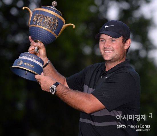 패트릭 리드가 지난해 멕시코챔피언십 우승 직후 트로피를 들고 환호하는 장면. 멕시코시티(멕시코)=Getty images/멀티비츠