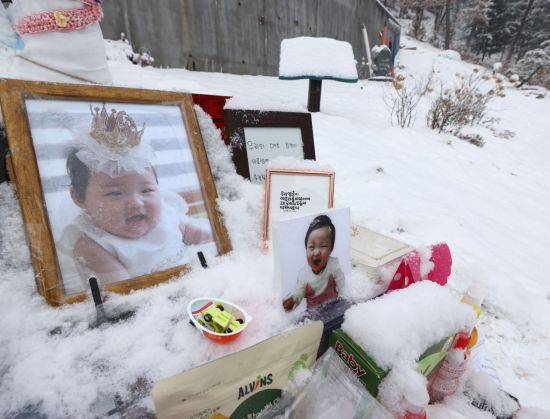 13일 오전 경기도 양평군 하이패밀리 안데르센 공원묘원에 양부모의 학대로 생후 16개월 만에 숨진 정인 양을 추모하며 시민들이 두고 간 선물과 메시지 등이 놓여 있다. [이미지출처=연합뉴스]