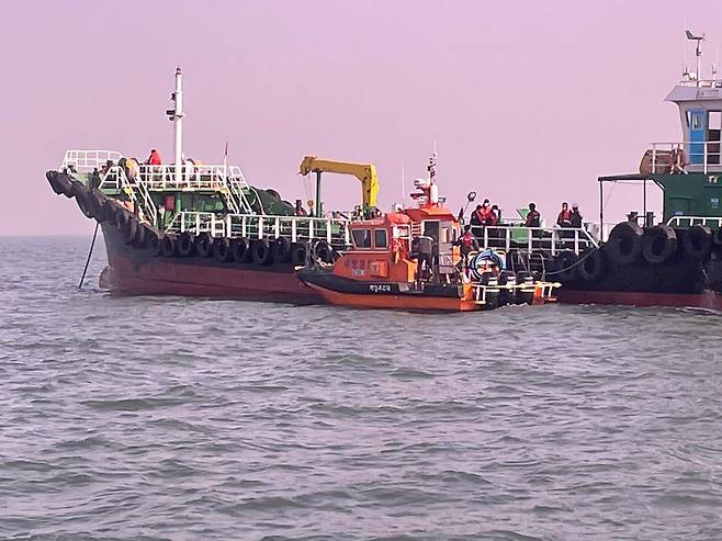 인천 해경이 좌초 선박에 대해 안전 관리를 하고 있다./인천해양경찰서