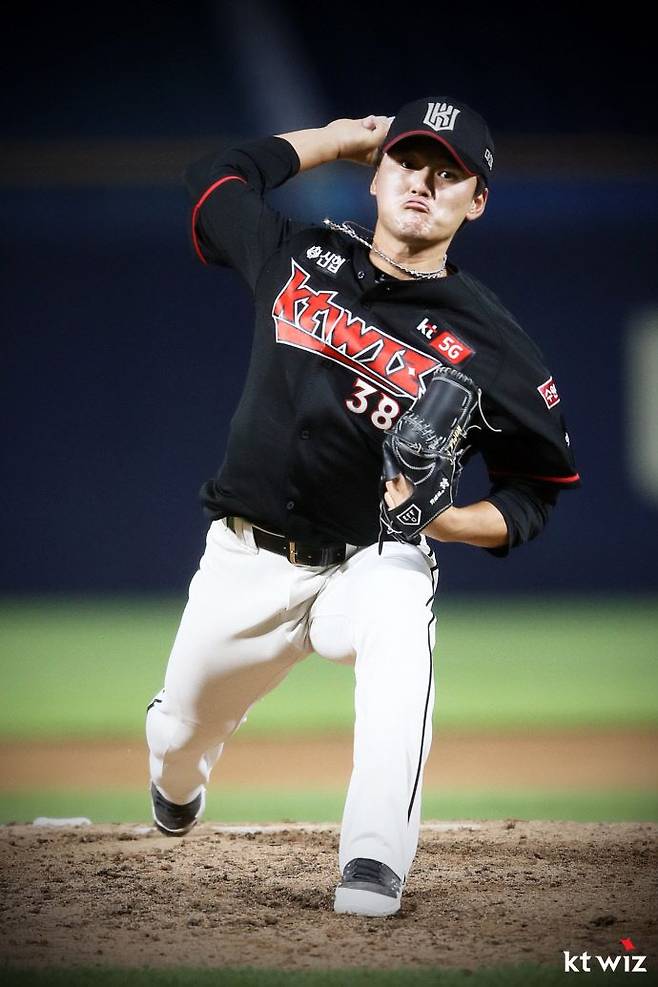 KT의 불펜 투수 주권은 최근 연봉 조정 신청을 했다. / KT 위즈