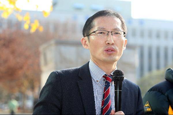 화성연쇄살인 8차 사건의 범인으로 몰려 억울한 옥살이를 한 윤모씨의 재심을 대리한 박준영 변호사. /연합뉴스