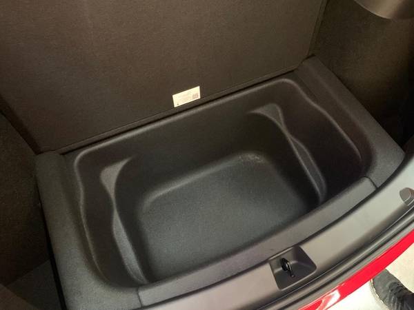 (사진 위부터)테슬라 모델Y 프렁크(보닛 안 빈 공간)와 트렁크, 트렁크 아래 공간./변지희 기자