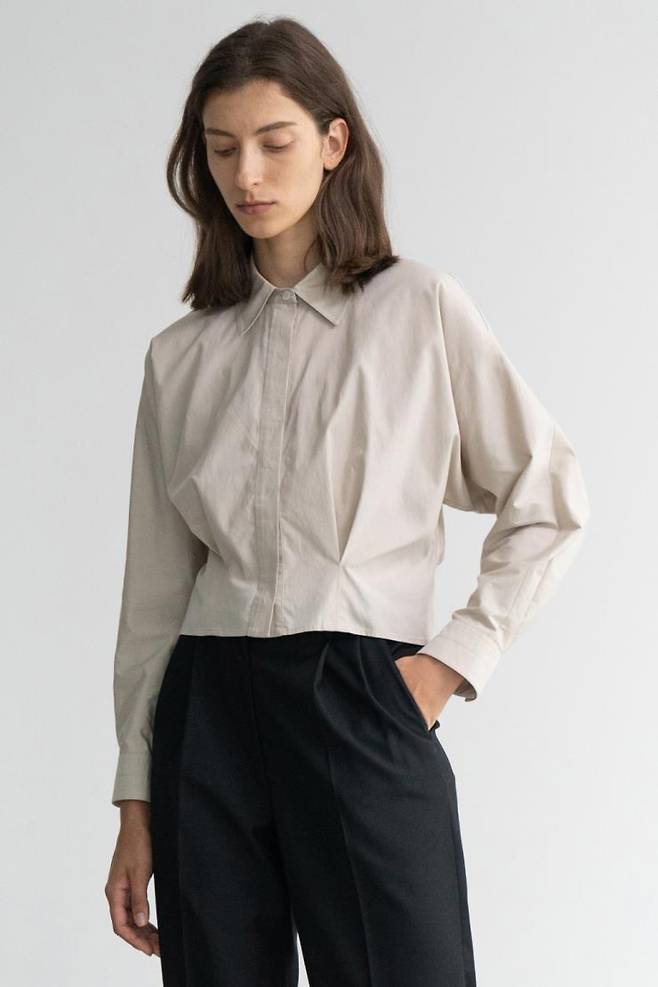 신세경이 착용했던 셔츠는 구아슈 서울 제품. 가격 10만 원대.