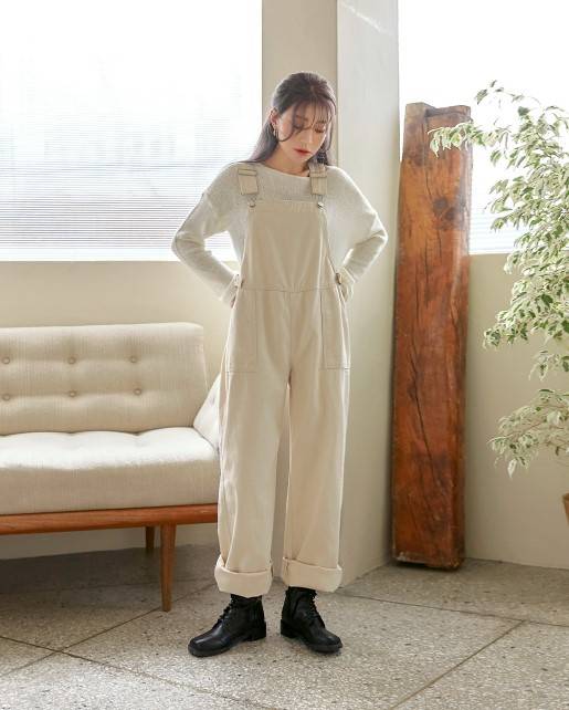 그녀가 입었던 오버롤 팬츠는 커먼유니크 제품.