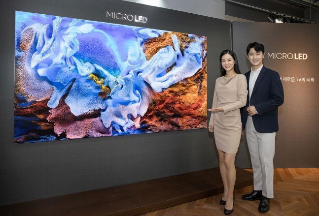 삼성전자 모델들이 지난해 12월 10일 서울 강남구 논현동 삼성 디지털프라자 강남본점에서 110인치 마이크로LED TV 신제품을 소개하고 있다.ⓒ삼성전자