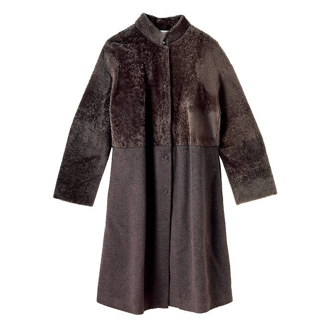 시어링과 알파카를 매치한 롱 코트는 8백38만원, Fabiana Filippi.