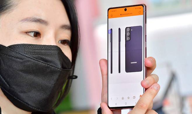 삼성전자가 오는 15일에 발표할 갤럭시S21 국내 출고가를 갤럭시S9 이후 3년 만에 100만원 이하인 99만9000원으로 확정했다. 7일 서울 광화문의 한 통신 매장에서 고객이 갤럭시S21 렌더링 이미지를 보고 있다. 박지호기자 jihopress@etnews.com