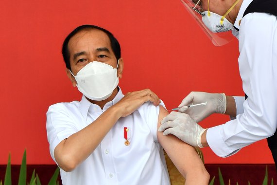 조코 위도도 인도네시아 대통령이 13일 수도 자카르타에서 중국 시노백이 만든 코로나19 백신을 접종받고 있다.로이터뉴스1