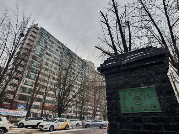 서울시장 선거를 앞두고 재건축 규제완화 발언이 잇따르면서 최근 한 달새 호가가 4억원 가까이 뛴 송파구 잠실주공5단지 아파트 전경. 사진=김태일 인턴기자