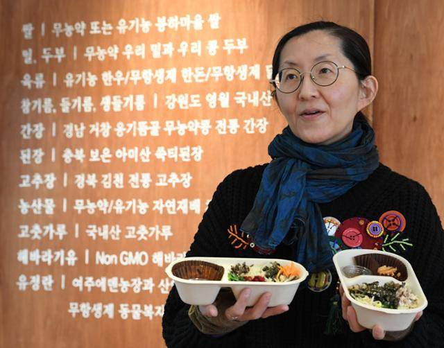 송정은 '꽃, 밥에 피다' 대표가 8일 서울 종로구 북촌의 친환경 도시락 전문점 '보자기꽃밥'에서 꽃밥 도시락을 설명하고 있다. 배우한 기자