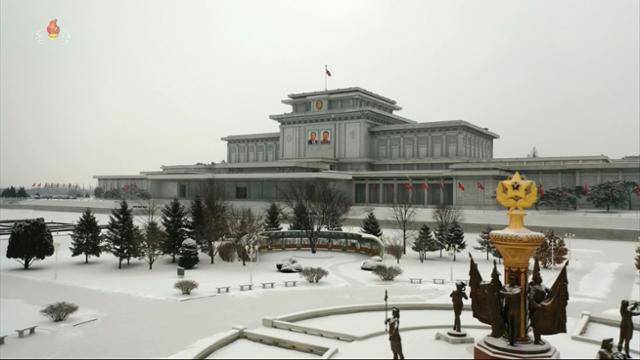 조선중앙TV는 12일 김정은 당 총비서와 8차 당대회에서 새로 선출된 당 중앙지도기관 간부들이 평양 금수산태양궁전을 찾아 참배했다고 13일 보도했다. 사진은 눈으로 뒤덮인 금수산태양궁전. 조선중앙TV 화면, 연합뉴스