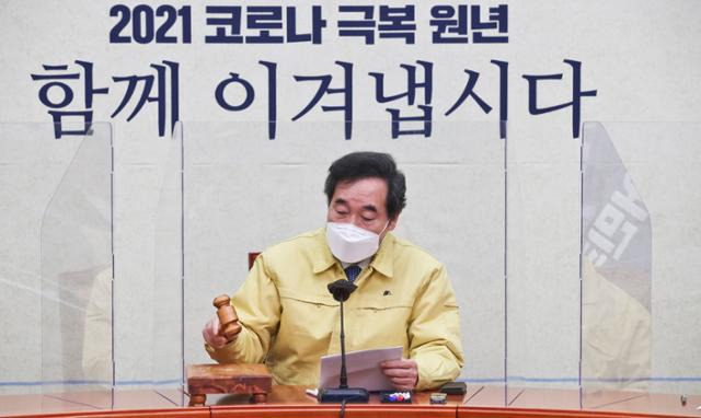 이낙연 더불어민주당 대표가 13일 국회에서 열린 최고위원회의에서 의사봉을 두드리고 있다. 오대근 기자