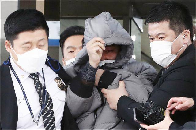 양모 장모씨가 생후 16개월된 정인이에게 장기간 학대를 가해 사망에 이르게 한 것을 방임한 혐의를 받고 있는 양부 안모씨가 13일 오전 서울 양천구 서울남부지법에서 첫 공판을 마친 뒤 나오고 있다. 고영권 기자