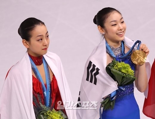 지난 2010년 밴쿠버 올림픽 피겨스케이팅 시상식 아사다 마오와 김연아의 모습. 중앙포토