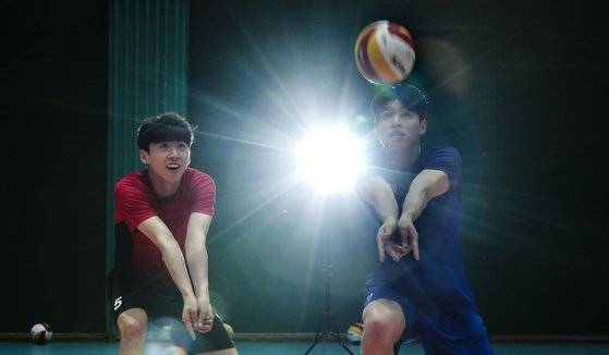 한국전력 그물망 수비 주인공인 오재성(왼쪽)과 이시몬. 의왕=김성룡 기자