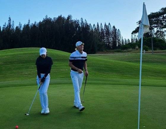 PGA 투어 소니오픈 월요 예선을 통과해 본선에 나서는 허인회. 왼쪽은 아내 육은채 씨. [사진 이안폴터디자인]