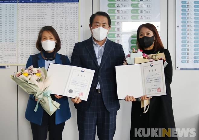 ▲ 2020년도 생활체육 진흥 및 발전에 기여한 공로로 김선희 목포대학교 체육학과 교수(왼쪽)와 이분희 광양시체육회 생활체육지도자(오른쪽)가 문화체육관광부장관상을 수상했다. 김재무 전남체육회장(가운데)은 지난 12일 전남도체육회 사무처에서 표창장을 전수했다.[사진=전남체육회]