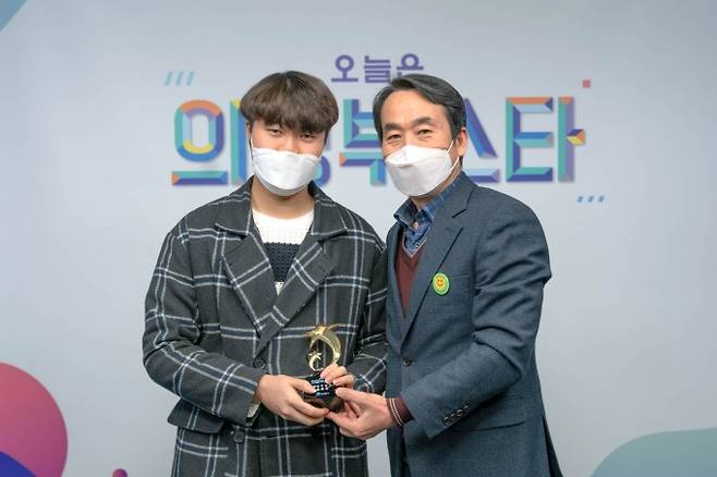 ▲'오늘은 의정부스타' 1회 우승자인 김호건씨(왼쪽)&nbsp;