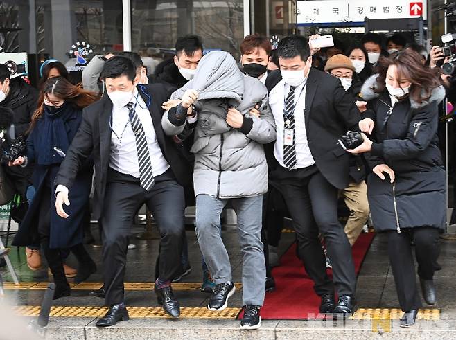 ▲‘정인이 사건’의 양부 안 모씨가 13일 오전 서울남부지법에서 열린 1차 공판을 마치고 법원을 나서고 있다. 사진=박태현 기자