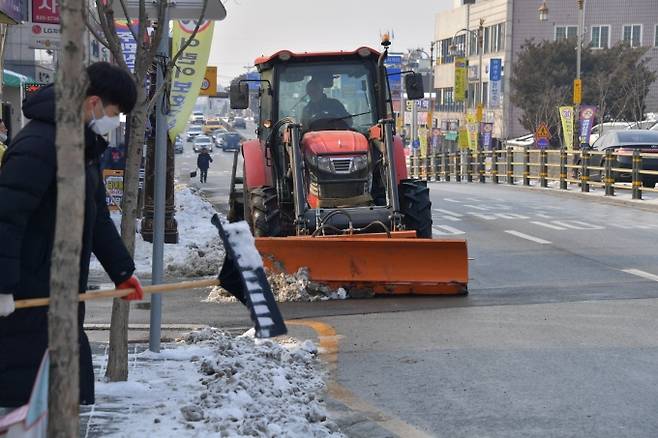 ▲ 제설장비를 이용한 작업 모습.