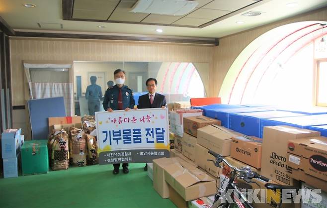 ‘아름다운 나눔’ 기부물품 전달식후 기념촬영 모습.