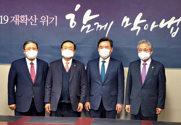 한교총 대표회장단과 서정협 서울시장 권한대행이 12일 서울 종로구 한교총 사무실에서 코로나19 관련 협의를 앞두고 기념사진을 찍고 있다. 왼쪽부터 소강석 장종현 대표회장, 서 권한대행, 이철 대표회장.