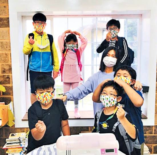 교육문화공동체 단비에 속한 김현정 교사와 어린이들이 지난해 8월 충북 청주 쌍샘자연교회 옆 생태자연도서관에서 마스크 만들기 수업 후 이를 착용하고 있다. 쌍샘자연교회 제공