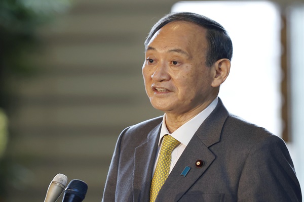 스가 요시히데 일본 총리가 지난달 28일 도쿄의 총리관저에서 코로나19 대책에 관해 기자회견을 하고 있다. AP연합뉴스