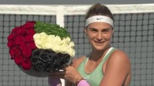 우승을 확정한 뒤 꽃다발을 들고 있는 사발렌카.  
[WTA 투어 소셜 미디어 동영상 화면 캡처]