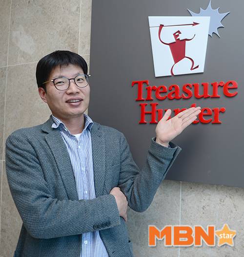 트레져헌터 송재룡 대표가 회사 로고를 소개하고 있다. 사진=천정환 기자