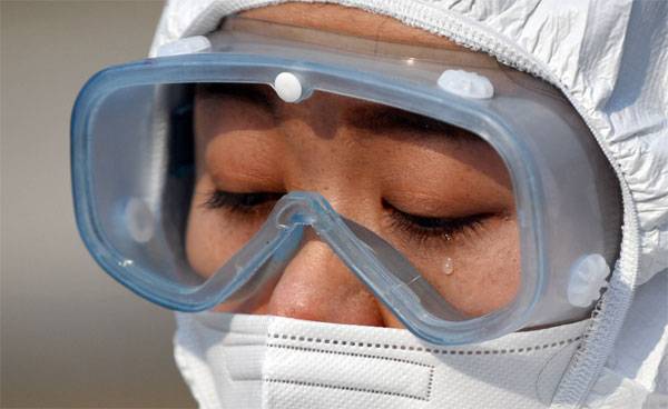 12일 청와대 앞 분수대에서 보건의료 노조가 `코로나19 전담병원 노동자 소진·이탈 방지대책` 기자회견을 개최했다. 이 자리에 참석한 의료진이 탈진 방지대책을 호소하다 감정에 북받쳐 눈물을 흘리고 있다. / 사진 = 한주형 기자