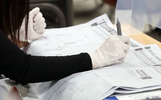 4일 오후 서울 종로학원 강남본원에서 온라인 생중계 방식으로 열린 '수능 직후, 2021 대입전략 설명회'를 찾은 학부모들이 배치참고표를 살펴보고 있다./사진=김휘선 기자