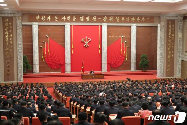 (평양 노동신문=뉴스1) = 북한 노동당 기관지 노동신문은 지난 10일 제8기 제1차 전원회의가 당 중앙위원회 본부회의실에서 열렸다고 11일 밝혔다. 신문은 '당 중앙위원회로부터 도·시·군당위원회에 이르기까지 당 규율 문제를 전임하는 부서가 나오고 활동을 시작하면 당 조직규율에 위배되거나 도전하고 규약과 직능을 위반하는 현상들이 많이 억제될 것이라고 전원회의는 분석하였다'라고 보도했다.   [국내에서만 사용가능. 재배포 금지. DB 금지. For Use Only in the Republic of Korea. Redistribution Prohibited]  rodongphoto@news1.kr