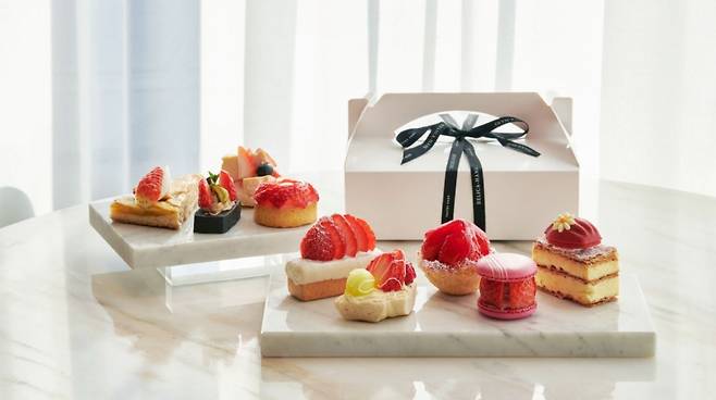 롯데호텔 서울이 딸기뷔페 디저트를 테이크아웃으로 선보인다. /사진=롯데호텔