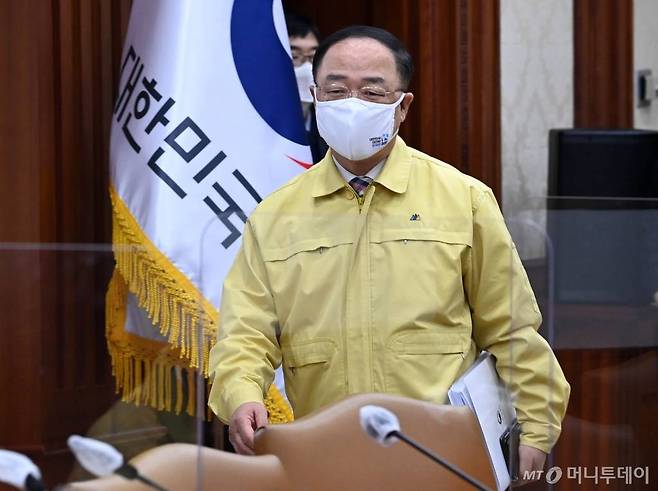 [서울=뉴시스]홍효식 기자 = 홍남기 부총리 겸 기획재정부 장관이 13일 서울 종로구 정부서울청사에서 열린 '비상경제 중앙대책본부회의 겸 한국판뉴딜 관계장관회의'에 참석하고 있다. (공동취재사진) 2021.01.13. photo@newsis.com