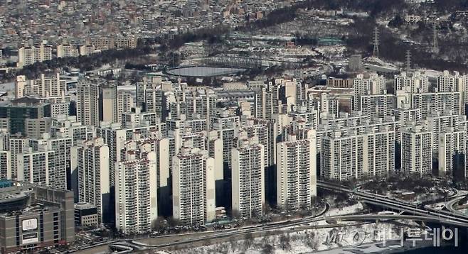 [서울=뉴시스]박미소 기자 = 7일 한국부동산원이 서울 지역의 아파트 전세값이 80주 연속 올랐다고 밝혔다. 사진은 7일 오전 서울 송파구 롯데월드타워 서울스카이 전망대에서 바라본 서울 시내의 아파트 단지. 2021.01.07. misocamera@newsis.com