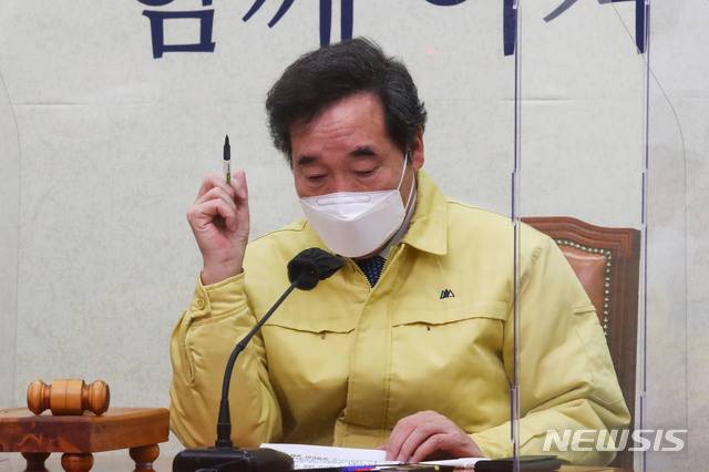 이낙연 더불어민주당 대표가 13일 오전 국회에서 열린 최고위원회의에서 발언 자료를 살피고 있다. / 사진제공=뉴시스