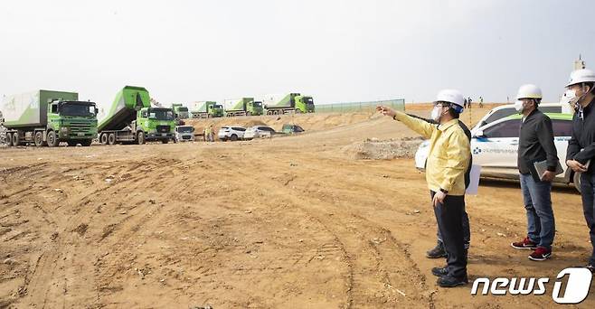 (서울=뉴스1) = 홍정기 환경부 차관이 3일 오전 인천 서구 수도권매립지를 방문하여 추석 연휴 폐기물 특별반입 현장을 점검하고, 관계자들을 격려하고 있다. (환경부 제공) 2020.10.3/뉴스1