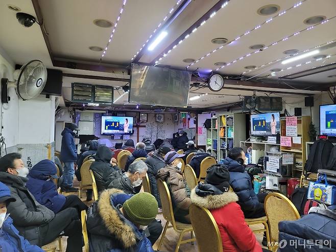 12일 낮 12시 드림씨티 노숙인센터 실내에서 노숙인들이 휴식을 취하고 있다. /사진=이창섭 기자