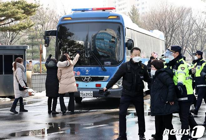 (서울=뉴스1) 이승배 기자 = 정인양을 입양한 후 수개월간 학대해 사망에 이르게 한 혐의를 받는 양부모에 대한 첫 재판이 열린 13일 오전 서울 양천구 서울남부지방법원에서 양모가 탄 것으로 추정되는 호송차가 법원 청사를 빠져나가고 있다. 2021.1.13/뉴스1