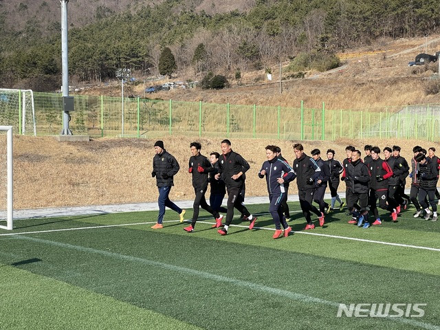 (재)김포FC(이사장 정하영)가 2021년 시즌 대비를 위해 지난 11일부터 39박 40일 일정으로 경남 남해군에서 선수단 동계 전지훈련에 돌입했다고 12일 밝혔다. / 사진제공=김포FC