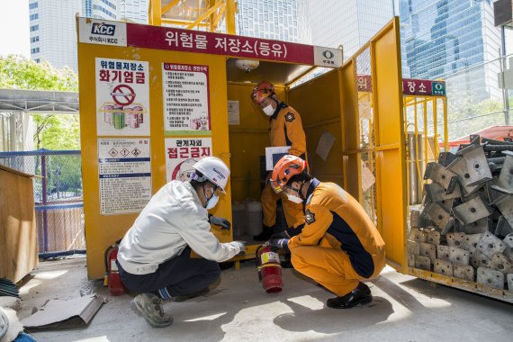 서울시 소방재난본부는 지난해 11월9일부터 12월24일까지 건축공사장 내 위험물 저장·취급 실태에 대해 불시 단속, 139개소에 대해 과태료 22건, 조치명령 84건, 현지시정 35건 등 141건 위법사항을 적발하고 행정처분을 내렸다. /사진제공=서울시