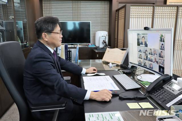 [전주=뉴시스]윤난슬 기자 = 정재호 전북농협 본부장은 13일 지역본부 부본부장과 전북 관내 13개 시군지부장이 참여한 가운데 올해 첫 시군지부장 화상회의를 열었다고 밝혔다.2021.01.13.(사진=전북농협 제공)